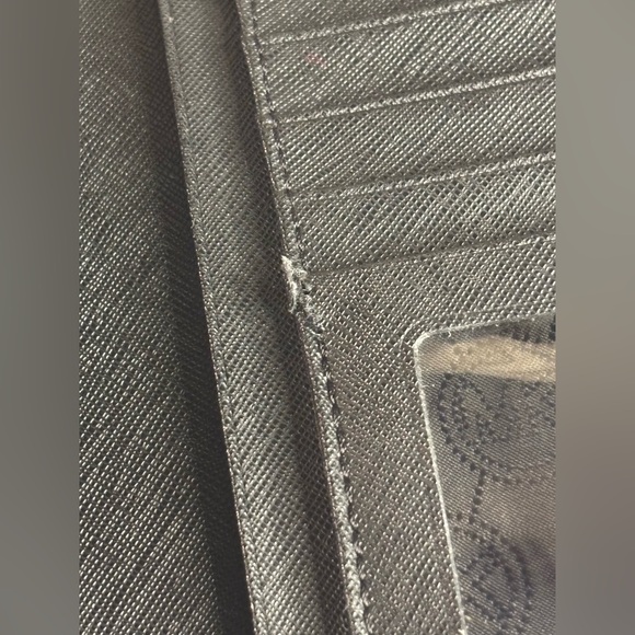 Michael Kors Wallet Black with Logo {READ} - Picture 6 of 8